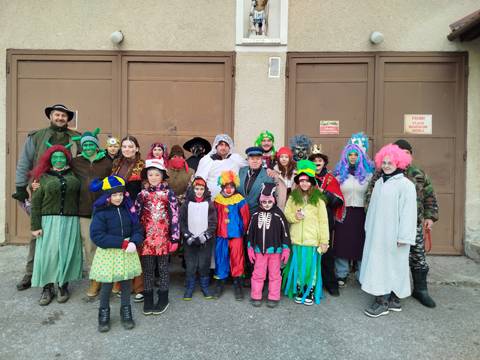 Tohtoročný fašiangový sprievod sa v našej obci konal v sobotu 15. februára 2025. Pozostával z veľkého počtu rôznych veselých masiek, ktoré mali medzi sebou veľa mládeže, čo nás veľmi teší, pretože veríme, že sa táto krásna tradícia uchová aj v ďalších rokoch. Radosť z veselého sprievodu mali nielen dospelí, ale najmä deti. Oslava „Fašiangov“ pokračovala tanečnou zábavou, na ktorej všetci strávili príjemné chvíle so svojimi susedmi a priateľmi. Ďakujeme všetkým zúčastneným, aj organizátorom, za krásnu akciu.