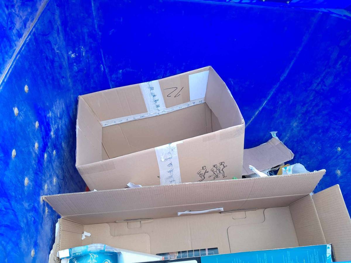 Přijde Vám to normální ?Věřím tomu ,že se ten co to takhle hodí do kontejneru se bude nejvíc rozčilovat až se zvýší poplatky za svoz odpadů....A neb: "pane starosto máte plný kontejner."