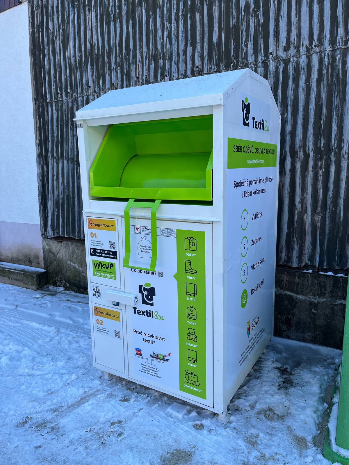 U kontejnerového stání u ATP je nově další kontejner na sběr textilu.