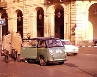 Fiat 600 Multipla vzpomeneme jen jedním ilustračním snímkem. Taxíky měly specifickou konfiguraci sedadel