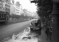 Na václavském Václaváku je moc člověků... a taky Tatra! Rok 1954.