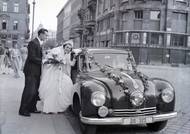 V Tatře 87 podnikli Jiří Hanzelka a Miroslav Zikmund v letech 1947–1950 své cesty do Afriky a Jižní Ameriky. Ale vůz se hodil skvěle i na svatbu. Budapešť, 1948.