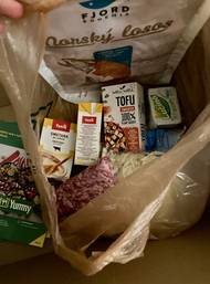 V plastové tašce jsou pak zvlášť zabalená masa, tofu, smetany a čerstvý sýr.