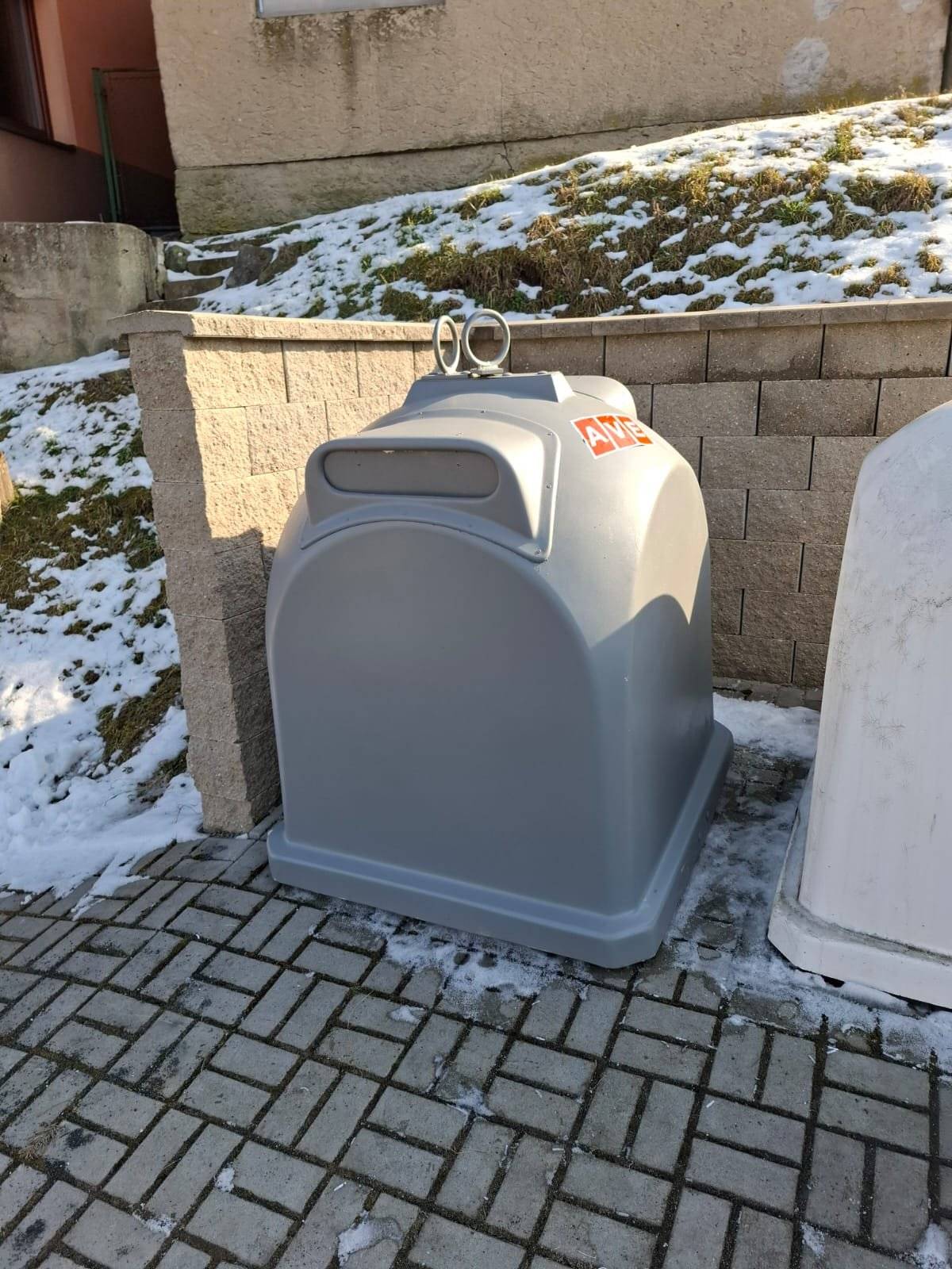 Vážení občané, Na Drahách a Na Hůrce jsou přistaveny nové šedivé kontejnery, určené pro sběr plechového odpadu. Vhazovat můžete plechovky od nápojů a jakýkoliv kovový odpad který propadne otvorem v kontejneru.