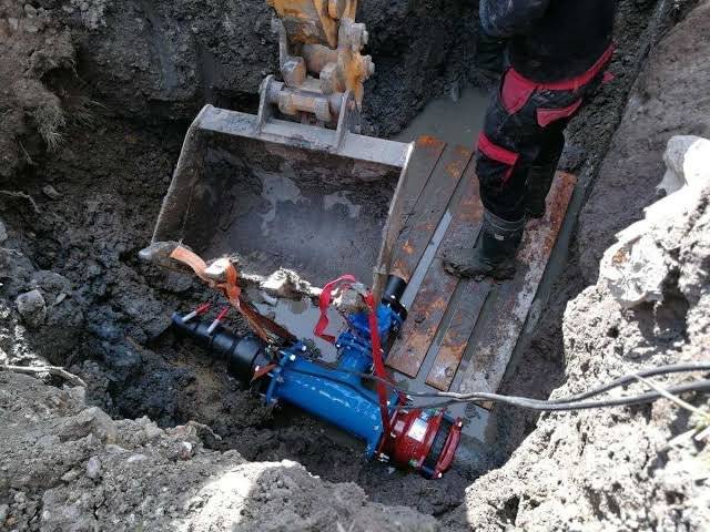 Regionálna vodárenská spoločnosť oznamuje obyvateľom obce, že z dôvodu realizácie plánovanej opravy poruchy na vodovode bude  24.02.2025 (pondelok) od 09.00 hod. do 14.00 hod. dočasne prerušený prívod vody z verejného vodovodu. Dovoľujeme si požiadať obyvateľov, aby si vo vlastnom záujme skontrolovali vodovodné uzávery vo svojich nehnuteľnostiach a v prípade potreby si pripravili primerané zásoby vody. Náhradné zásobovanie n e b u d e zabezpečené mobilnou cisternou. Poruchu sa budeme snažiť odstrániť v čo najkratšom čase. Za znížený komfort bývania, spôsobený prerušením dodávky pitnej vody, sa ospravedlňujeme.