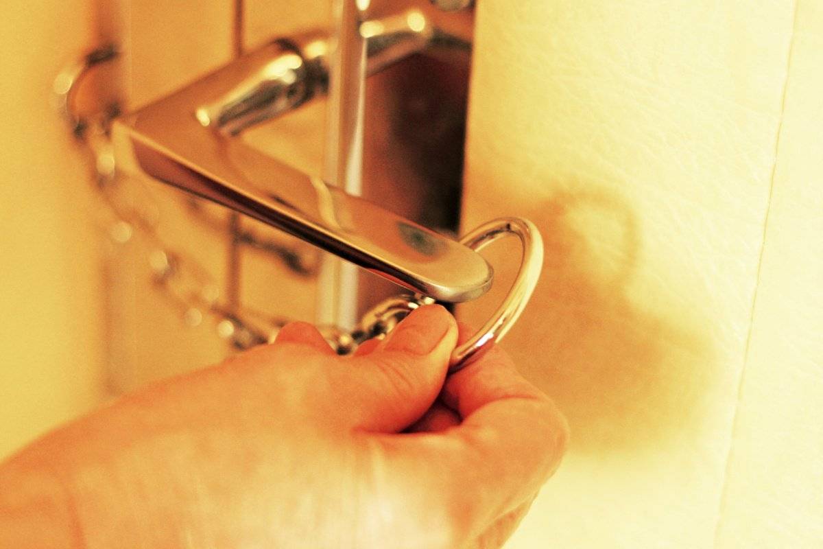 Městská policie Ostrava pokračuje i v letošním roce v bezplatné montáži dveřního bezpečnostního řetízku a panoramatického kukátka na vstupní dveře bytů či rodinných domů seniorů. O instalaci řetízku a kukátka si mohou zažádat občané Ostravy starší 65let, a to písemnou formou prostřednictvím svého strážníka-okrskáře nebo na sociálním odboru v místě bydliště. Služba je hrazena z prostředků statutárního města Ostravy. Zájemci získají podrobnější informace na webových stránkách www.mpostrava.cz nebo na telefonním čísle 720 735 125 (v pracovní dny od 7.00 do 14.00 hodin).