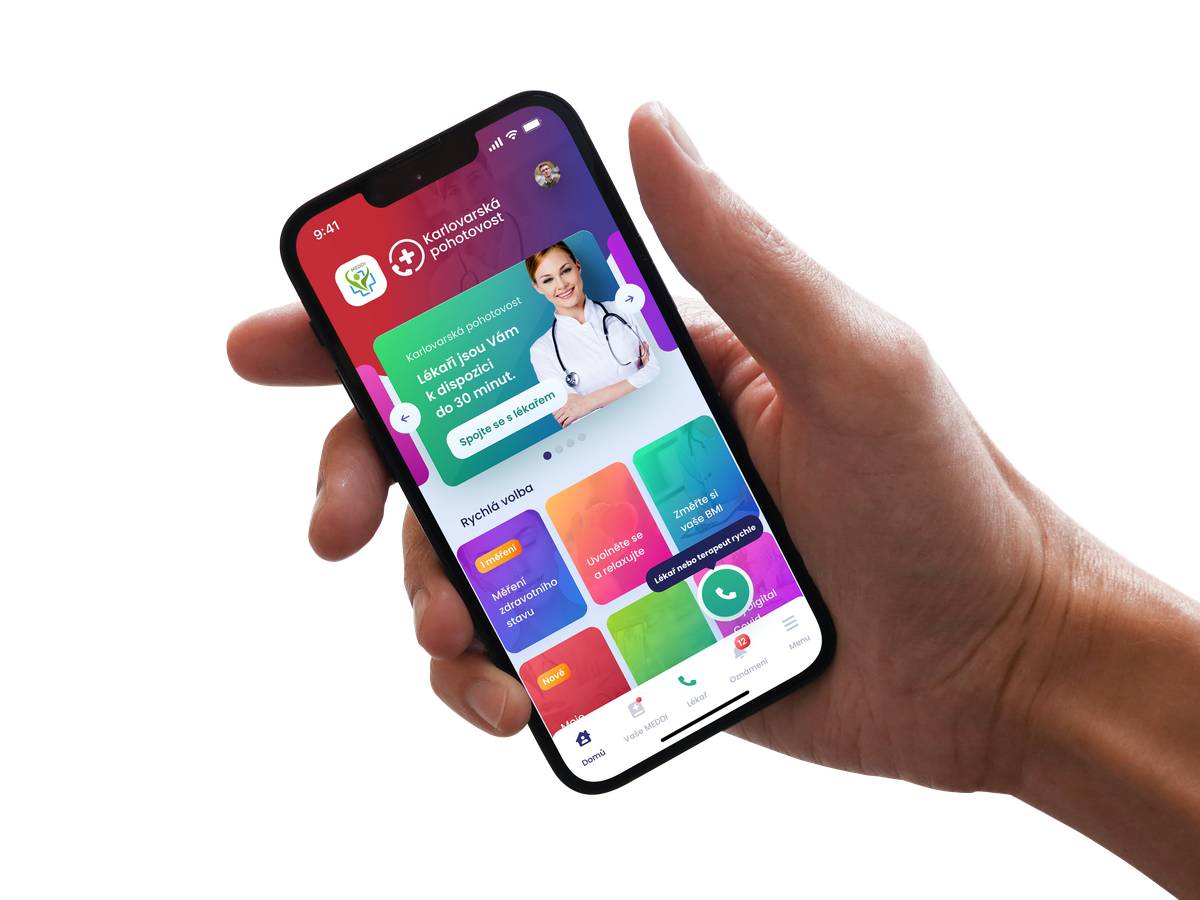 Karlovarský kraj spustí 1. března on-line pohotovost Podstatné zlepšení dostupnosti lékařské péče v Karlovarském kraji zajistí on-line pohotovost. Jedná se o novou službu určenou dětem i dospělým, kterou bude možné využívat dvacet čtyři hodin denně sedm dní v týdnu. Podle slov hejtmanky Jany Mračkové Vildumetzové ji budou moci využívat všichni obyvatelé s trvalým pobytem na území Karlovarského kraje po předchozí registraci.„On-line pohotovost je moderní forma lékařské péče, kdy se lékař s pacientem spojí telefonicky a poskytne mu prvotní konzultaci k jeho aktuálnímu zdravotnímu stavu. Lékař navrhne léčebný postup a je schopen dálkově zaslat pacientovi i e-recept,“ říká hejtmanka s tím, že v případě akutního stavu pacienta doporučí hospitalizaci v nemocnici.  Podmínky on-line pohotovosti jsou nastaveny velmi striktně. Ve smlouvě je stanovena třicetiminutová lhůta, během které musí lékař pacienta kontaktovat a poskytnout mu konzultaci.„Tato lhůta je stanovena proto, že lékař se může věnovat pacientovi, který se dovolal dříve a nemůže tedy reagovat ihned. Službu na on-line pohotovosti však bude vykonávat více lékařů současně, proto je půlhodinový časový limit dostatečný,“ doplňuje náměstek hejtmanky Karlovarského kraje s gescí zdravotnictví Petr Kubis.On-line pohotovost bude v Karlovarském kraji spuštěna 1. března, kdy bude k dispozici i jednoduchý registrační formulář.„Věříme, že službu on-line pohotovosti naši obyvatelé přivítají. Mohou ji samozřejmě využívat i v momentě, kdy jsou mimo svůj domov, tedy například na dovolené. O konzultaci tak mohou požádat i ze zahraničí, kde navíc v některých zemích Evropské unie akceptují i český e-recept. V tamní lékárně tak lze vyzvednout i předepsané léky,“ dodal náměstek hejtmanky.