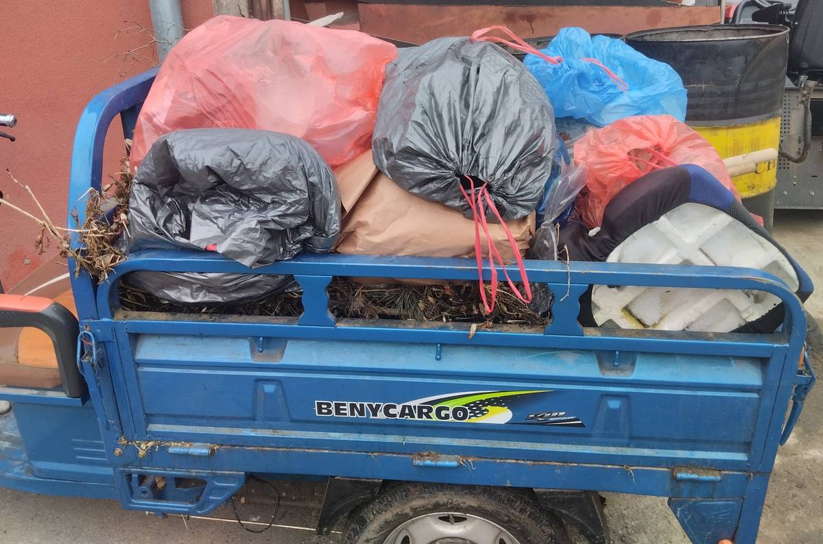 OÚ žádá občany, aby kontrolovali výskyt cizích automobilů na odbočce z Velvar - místní komunikace na Neuměřice-Brčkov. Nebojte se auta vyfotit, napsat SPZ a informovat OÚ.  Ve velkém množství se v okolí silnice hromadí odpadky z domácností mimo obec Neuměřice. Pomůžete nám ohlídat okolí obce.  Děkujeme