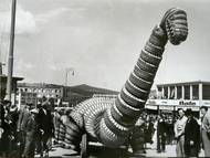 Reklamní dinosaurus na pneumatiky Baťa. 30. léta.