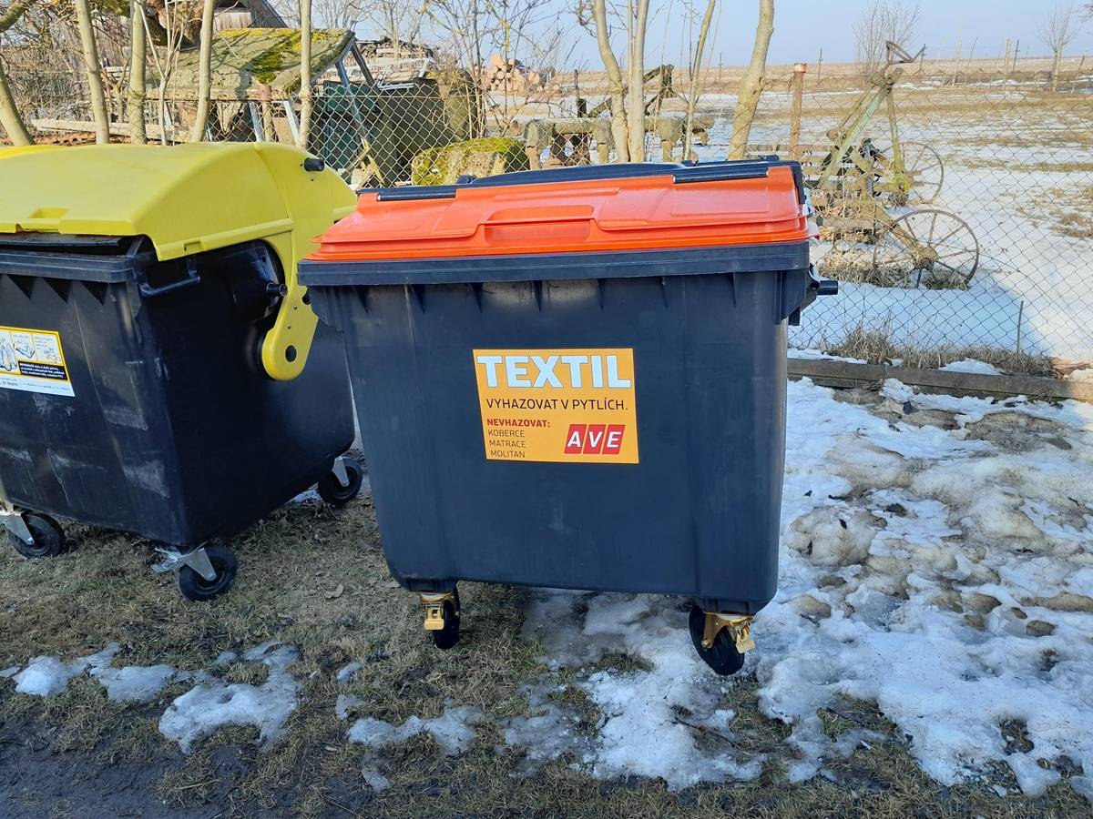 Nové stanoviště pro kontejnery na tříděný odpad u Vackovy zahrady bylo doplněno o kontejner na textil. Textil vyhazujte v pytlích. Do kontejneru na textil nevhazujte koberce, matrace a molitan.
