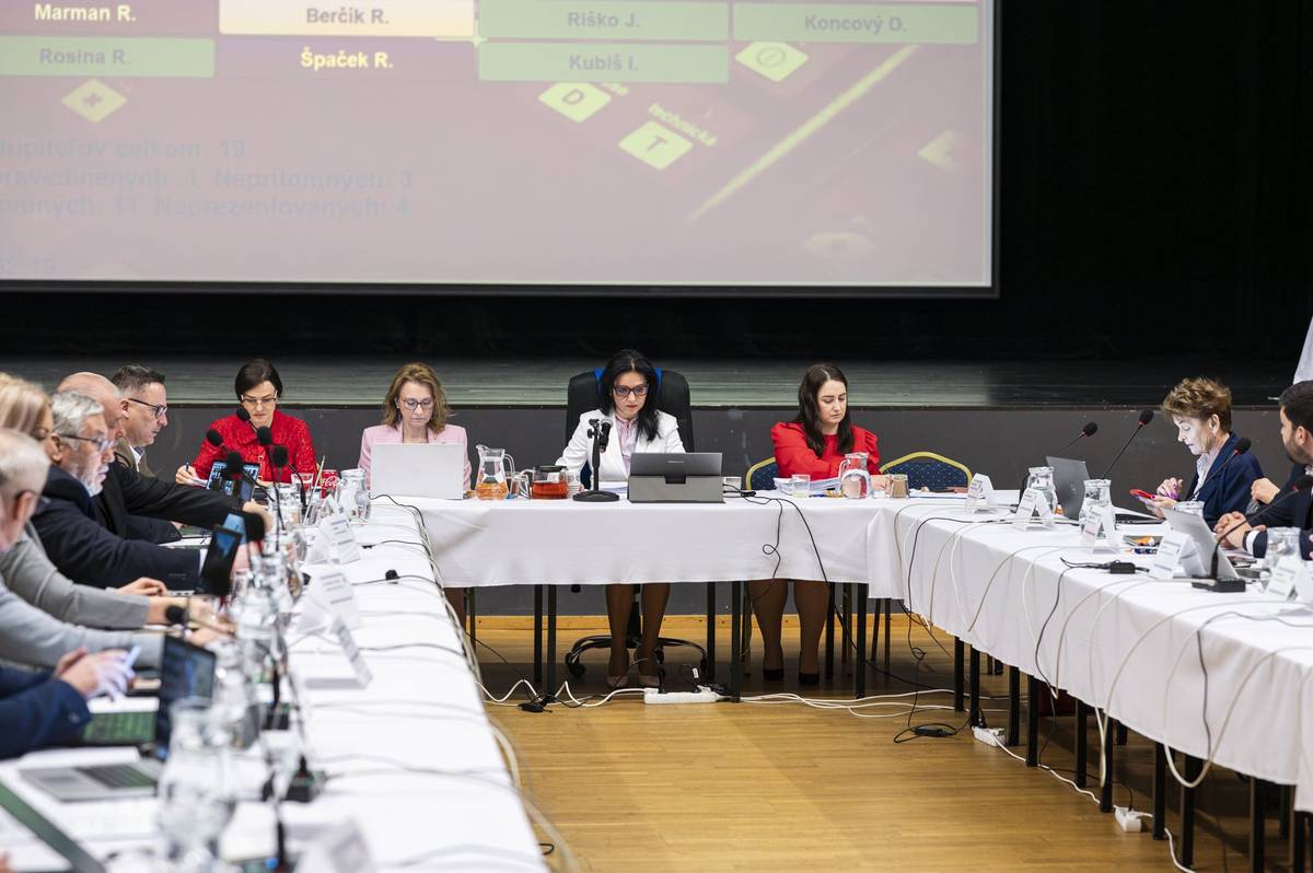 Prvé zasadnutie Mestského zastupiteľstva (MsZ) Púchov v roku 2025 sa uskutočnilo dňa 26. februára (streda) v Divadle Púchov. Zastupiteľstvo sa konalo za prítomnosti 18 poslancov. V úvode zastupiteľstva PaedDr. Alena Strýčková predniesla správu o Vyhodnotení akčného plánu práce s mládežou v meste Púchov za rok 2024. Najviac aktivít bolo zrealizovaných v oblasti vzdelávania, participácie mladých ľudí a v oblasti dobrovoľníctva. Predseda Mládežníckeho parlamentu mesta Púchov (MPMP) Jozef Močko spolu s ďalšími členmi odprezentovali činnosť MPMP. Primátorka i poslanci poďakovali mládežníckemu parlamentu za spoluprácu v roku 2024. Následne zazneli informácie týkajúce sa pripravovanej zmeny dopravného riadenia v lokalite Pod Lachovcom, ktoré predstavil projektant Ing. Róbert Hartmann. Na základe podnetov obyvateľov z tejto oblasti mesto pristúpi k úprave dopravy na uliciach J. Kráľa, Pod Lachovcom, Kuzmányho a Sládkovičova. K téme sa vyjadril aj poslanec Mgr. Peter Šeba, ktorý sa tejto problematike venuje už približne dva roky a riešil ju spoločne s občanmi na stretnutiach Výboru mestskej časti, s Oddelením dopravy a služieb MsÚ Púchov a s projektantom p. Hartmannom. Podrobnosti o plánovaných zmenách budú vysvetlené v samostatnom článku a reportáži. Mesto pripraví aj vizuálne znázornenie nových trás, pričom poslanec Šeba pracuje na informačnom webe. Zavedenie zmien je naplánované na jarné mesiace – aktuálne prebieha verejné obstarávanie na dodávateľa, po ktorom bude nasledovať vyznačenie nového dopravného značenia. MsZ Púchov vyhovelo protestu prokurátora a zrušilo Všeobecne záväzné nariadenie (VZN) č. 5/2024 o činnostiach, ktorých vykonávanie je zakázané alebo obmedzené na určitý čas alebo na určitom mieste na území mesta Púchov. Prítomná bola aj prokurátorka JUDr. Gabriela Zlochová. V ďalšom bode predniesol hlavný kontrolór správu o Kontrole plnenia uznesení, správu o kontrolnej činnosti, výsledky kontroly MsÚ Púchov. V sociálnej oblasti prijali poslanci dve VZN – VZN č. 1/2025 mesta Púchov o poskytovaní jednorazovej dávky v hmotnej núdzi občanom mesta Púchov. Poslanci prijali aj VZN č. 2/2025 o výške úhrady za poskytovanie sociálnej služby v zariadení starostlivosti o deti do troch rokov veku dieťaťa zriadeného mestom Púchov, ktorým sa mení a dopĺňa VZN č. 16/2023. Zásadnou zmenou tohto VZN je posunutie prevádzkových hodín jaslí od 6:30 hod. do 15:30 hod., pričom vnútorný chod detských jaslí, podmienky zariadenia, organizáciu denného režimu, personálne zabezpečenie a ďalšie podrobnosti zariadenia upravuje Prevádzkový poriadok zariadenia. Poslanci prijali Dodatok č. 1 k Zásadám hospodárenia a nakladania s majetkom mesta Púchov z dôvodu zosúladenia zásad s aktuálnou právnou úpravou účinnou od 01.01.2025. Mestské zastupiteľstvo Púchov delegovalo zástupcov zriaďovateľa do rád škôl a školských zariadení na funkčné obdobie štyroch rokov 2025 - 2029 v Materskej škole, 1. mája 1348/28, Púchov Irenu Kováčikovú a Mgr. Rudolfa Marmana, M.B.A.. V Základnej škole s materskou školou, Slovanská 330/23, Púchov PaedDr. Evu Baricovú, Ing. Jána Riška, Ing. Daniela Koncového a Mgr. Romana Rosinu. Informácie o investičných akciách Prehľad aktuálne realizovaných projektov predniesla Ing. Arch. Daniela Šicová, pričom prezentáciu s aktuálnymi fotkami a vizualizáciami pripravil viceprimátor mesta Púchov a poslanec MsZ Púchov Mgr. Peter Bílik. Informoval o prácach na MŠ Požiarna 1292, verejnom priestranstve pri ZUŠ. Vysvetlil, že z dôvodu nevyhovujúcich teplotných podmienok sú pozastavené práce v areáli ZŠ Gorazdova, kde je potrebné položiť špeciálny povrch. Zo stretnutia s poslancami vzišli požiadavky na nové projekty, na ktoré mesto hľadalo možnosti financovania. Ing. Lucia Pružinská informovala o možnosti čerpania enviroúveru, z ktorého by mesto financovalo projekty - F