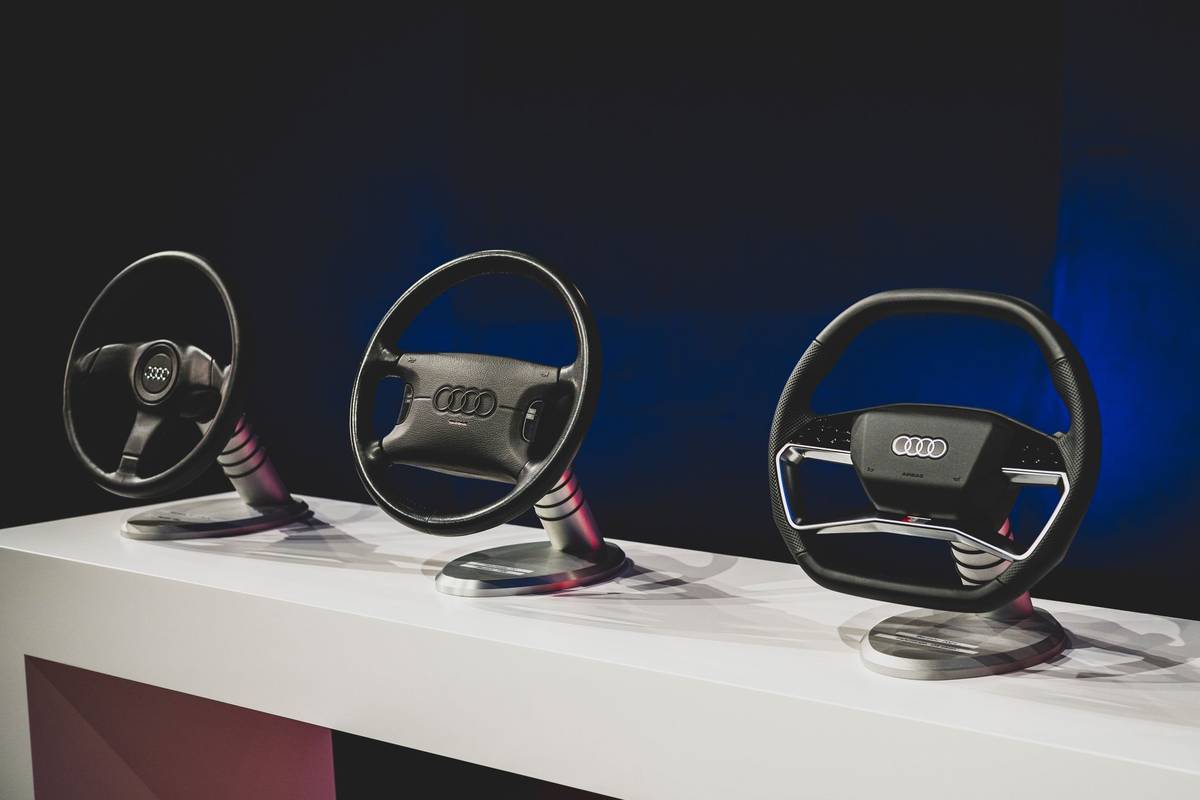 Tvar volantu prochází i u Audi přirozeným vývojem.