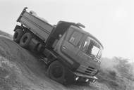 Civilní verze měly nejčastěji specifikaci podvozku 6×6 bez redukcí v nábojích kol a deseti- nebo osmiválcový motor. Protože T815 měla nově trambusovou koncepci, k motoru se dalo dostat po odklopení kabiny.