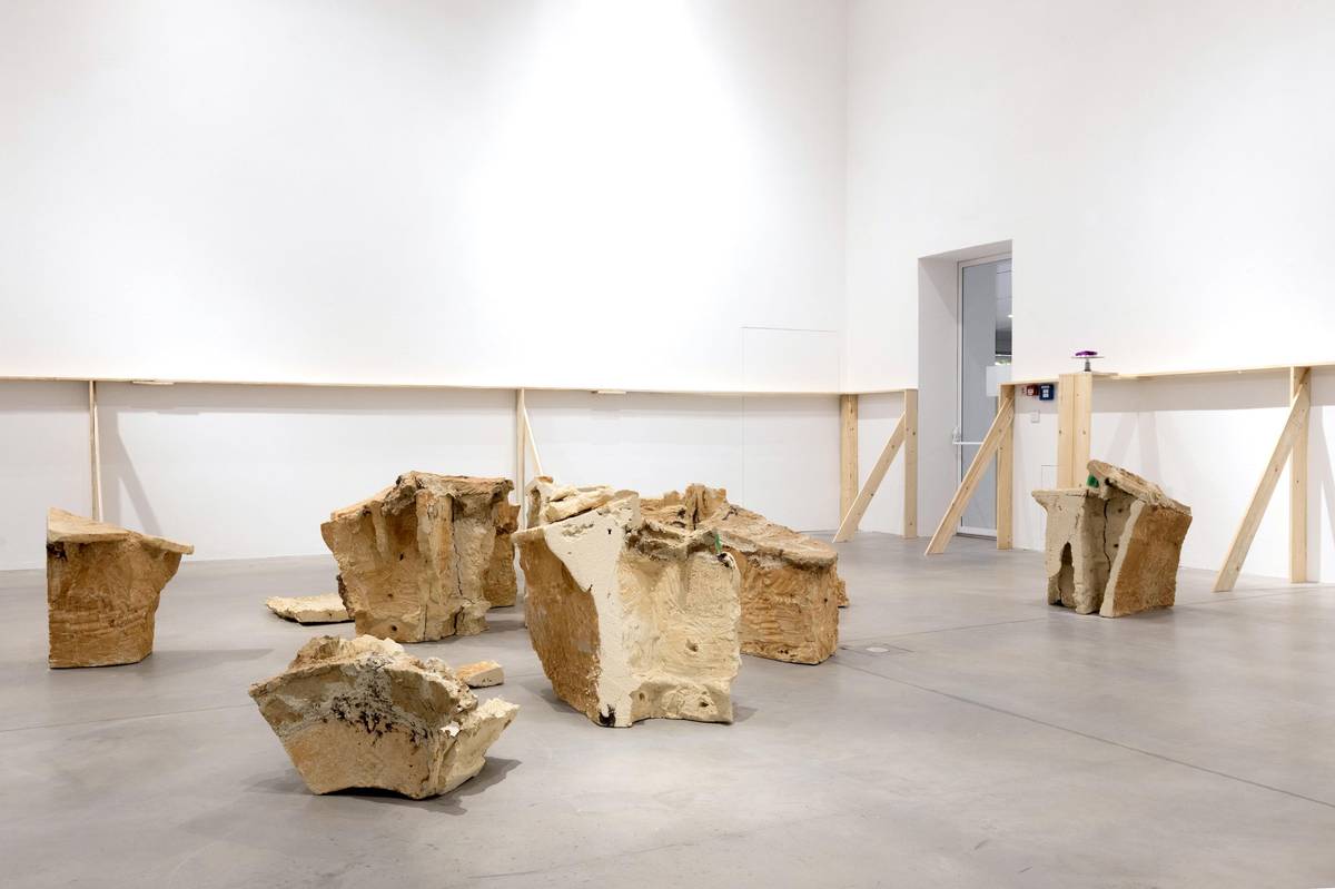 Ostravská městská galerie PLATO zve na samostatnou výstavu Martina Zetové a instalaci grafických designérů Petra Bosáka, Roberta Jansy a Adama Macháčka. Zároveň galerie vystaví díla svých návštěvníků, především společných prací rodin s dětmi, jejichž vznik byl inspirován loňskou výstavou v multifunkčním sále pro setkávání a práci na zahradě. Budova PLATO ožije i v noci díky nasvícené fotografické vitráži Zetové.  Výstavy trvají do 27. dubna. Martin Zetová: Nesouhlas 20/2–27/4/2025 Kurátorky: Daniela a Linda Dostálkovy Anotace, medailonky, kurátorský text:   ▷ ▷ ▷ https://plato-ostrava.cz/cs/Vystavy/2025/Martin-Zetova-Nesouhlas    Petr Bosák, Robert Jansa, Adam Macháček: Nehledáme kompas, který ukazuje na statický severní pól, ale k tomu, po čem nejvíc toužíme. Nebo nikam, pokud to nevíme  20/2–27/4/2025 Kurátorky: Daniela a Linda Dostálkovy   Anotace, medailonky, kurátorský text:   ▷ ▷ ▷ https://plato-ostrava.cz/cs/Vystavy/2025/Petr-Bosak-Robert-Jansa-Adam-Machacek    Klíčky a láska Vystavují návštěvníci a návštěvnice sálu Klíčová dírka 20/2–27/4/2025 Kurátorka: Edith Jeřábková   Anotace, medailonky, kurátorský text:   ▷ ▷ ▷ https://plato-ostrava.cz/cs/Vystavy/2025/Klicky    PLATO, Porážková 26, Ostrava Otevírací doba: denně od 10 do 18, ve středu do 20 hodin, v pondělí zavřeno Vstupné: Fandíš – 1 Kč; Podporuješ – 30 Kč; Srdíčko – 100 Kč plato-ostrava.cz