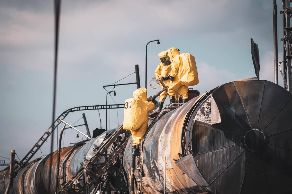 Reagujeme na dotazy týkající se nehody a následného požáru cisteren v Hustopečích nad Bečvou a upozorňujeme na stále platnou výzvu HZS Olomouckého kraje, aby občané z preventivních důvodů omezili větrání a pobyt venku. Důvodem jsou mimo jiné pokračující práce v místě havárie. Hasiči stále v pravidelných intervalech měří koncentrace škodlivin v ovzduší naštěstí s negativními výsledky. Na místě je dnes 17 jednotek, což je zhruba 100 hasičů.   Více ZDE   O dalším průběhu a také odvolání stále platné výzvy HZS budeme včas informovat.