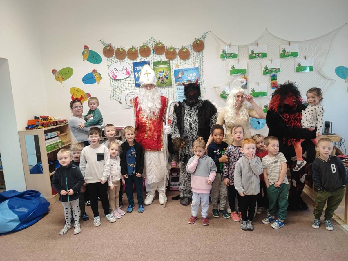 Celý prosinec jsme se ve školce připravovali na příchod Ježíška jak doma, tak ve školce. Před návštěvou Ježíška nás ale čekala návštěva jiná a to Mikuláš se svou družinou.