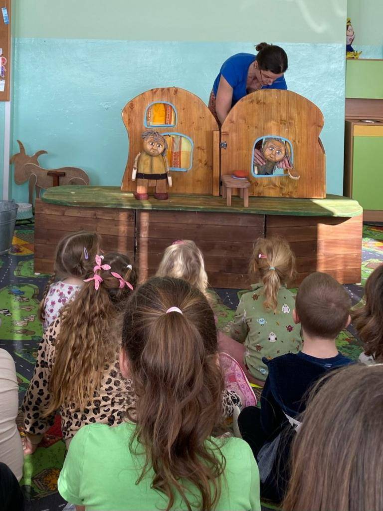 Do školky zavítalo loutkové divadélko z Rakovnicka s představením Óóó, koblížky! Každý si vyrobil při dílničkách koblížek podle svých představ.