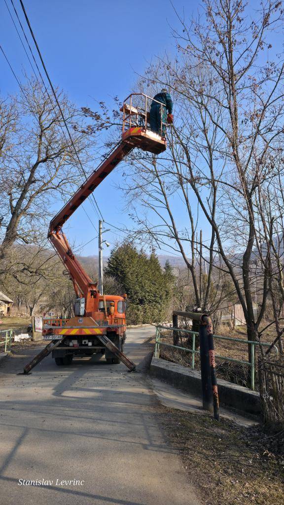 Dnes 25.2.2025 sa v našej obci uskutočnil orez stromov, ktoré predstavovali potenciálne nebezpečenstvo pre elektrické vedenie.