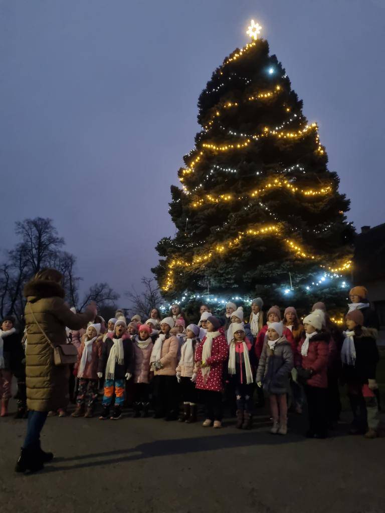 Závěrem roku nás provázela celá řada adventních akcí - výroba věnců, zpívání koled u vánočního stromu a do rodin chodil s nadílkou Mikuláš - Mikuláši a jeho partě děkujeme za chvilky radosti i napětí, které u našich dětí vyvolali. Paní Vejvodové děkuji za opětovnou pomoc s organizací výroby věnců.
