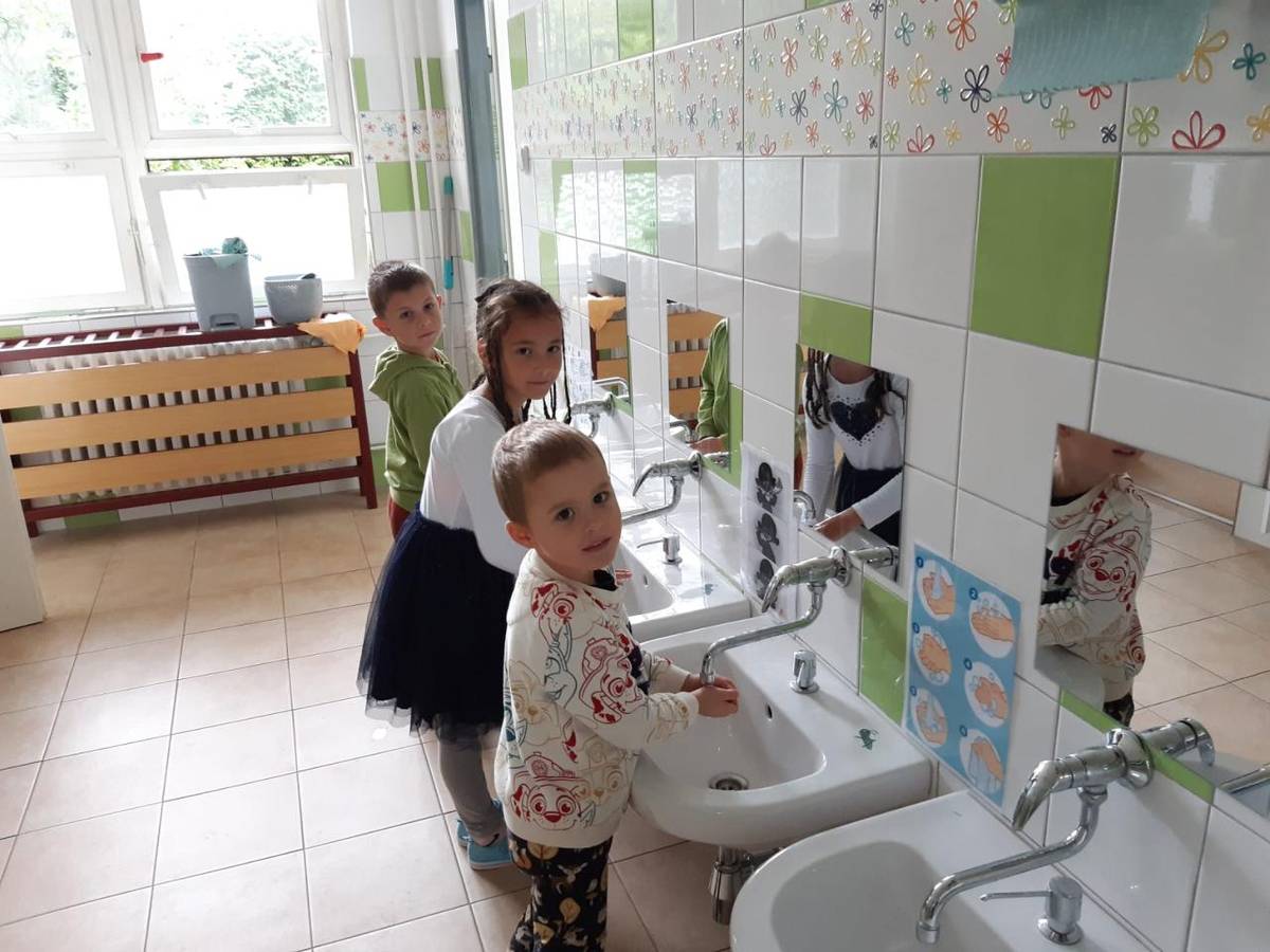 O prázdninách proběhla rekonstrukce umývárek u další třídy MŠ. Děti se mohou těšit na nové barvy a zbrusu nové zařízení.