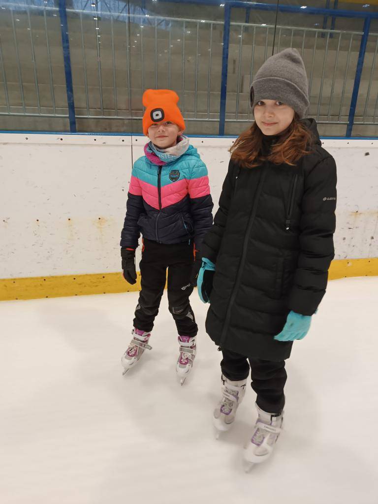 Dne 28.ledna jsme společně celá škola vyrazili na zimní stadion v Kutné Hoře. Natěšení bylo opravdu veliké. Kluci si zahráli hokej a ostatní děti měly dostatek prostoru pro zdokonalování svých bruslařských dovedností. Všechny nás to moc bavilo.