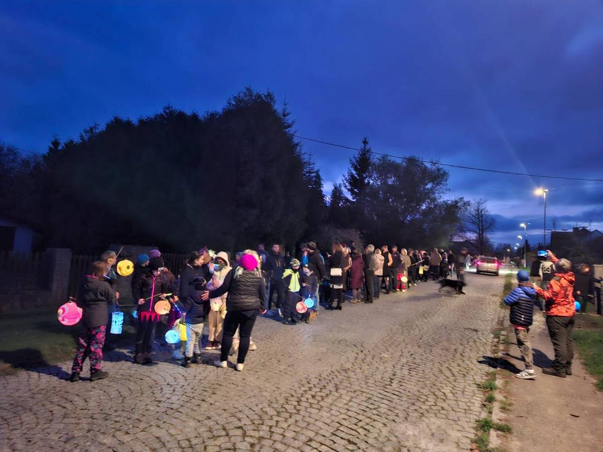 V letošním roce přišlo neuvěřitelně mnoho dětí i dospělých. Zatímco první už stáli na křižovatce u pošty, poslední teprve vycházeli od hasičárny. Celý průvod prošel obcí až k cílovému místu - Hvížďalce, kde čekalo občerstvení.