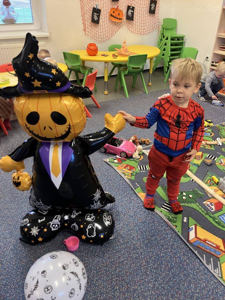 Za září a říjen jsme stihli spoustu skvělých věcí! Vydlabali jsme dýně,  upekli si halloweenské perníčky  a pořádně si užili Halloween. Nezapomněli jsme ani na kreativitu - tvořili jsme s kaštany a nechybělo ani spoustu dalších aktivit. Podzimní čas byl plný zážitků!