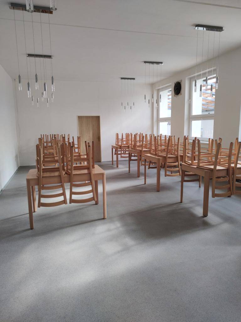 - nová podlahová krytina  - sanace podlahy proti vlhkosti  - odstranění dřevěného obložení - vlhké zdi  - kompletní výmalba  - nové dveře  - nové obložky u vstupu  - v neposlední řadě komplexní úklid