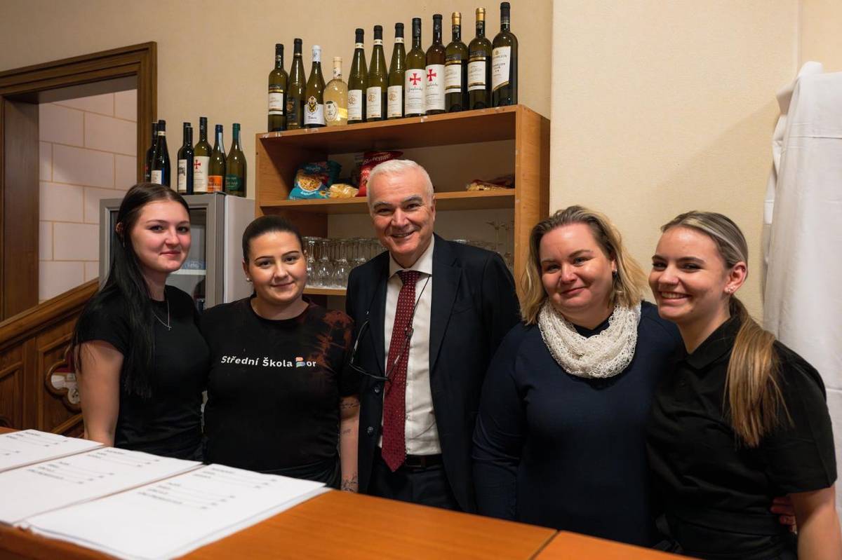 Naše škola byla poctěna, že mohla připravit občerstvení pro slavnostní večer Vyhlášení sportovce roku okresu Tachov.    Podívejte se, jak náš raut vypadal!