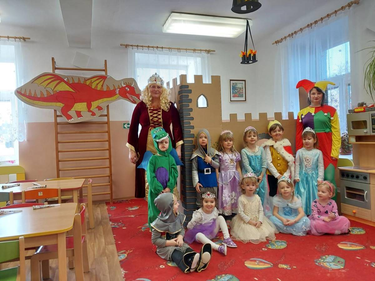 Dne 24.2.2025 jsme si s dětmi uspořádali karneval na téma "Království". Přišli princezny, rytíři, král, královna, šašek i drak. Zasoutěžili jsme si, zatančili, i něco dobrého na zub jsme si dali a nakonec děti dostaly diplomy a balíček s překvapením.