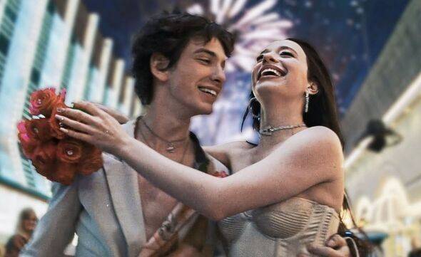 Anora, záběry z filmu, Mark Eydelshteyn a Mikey Madison.