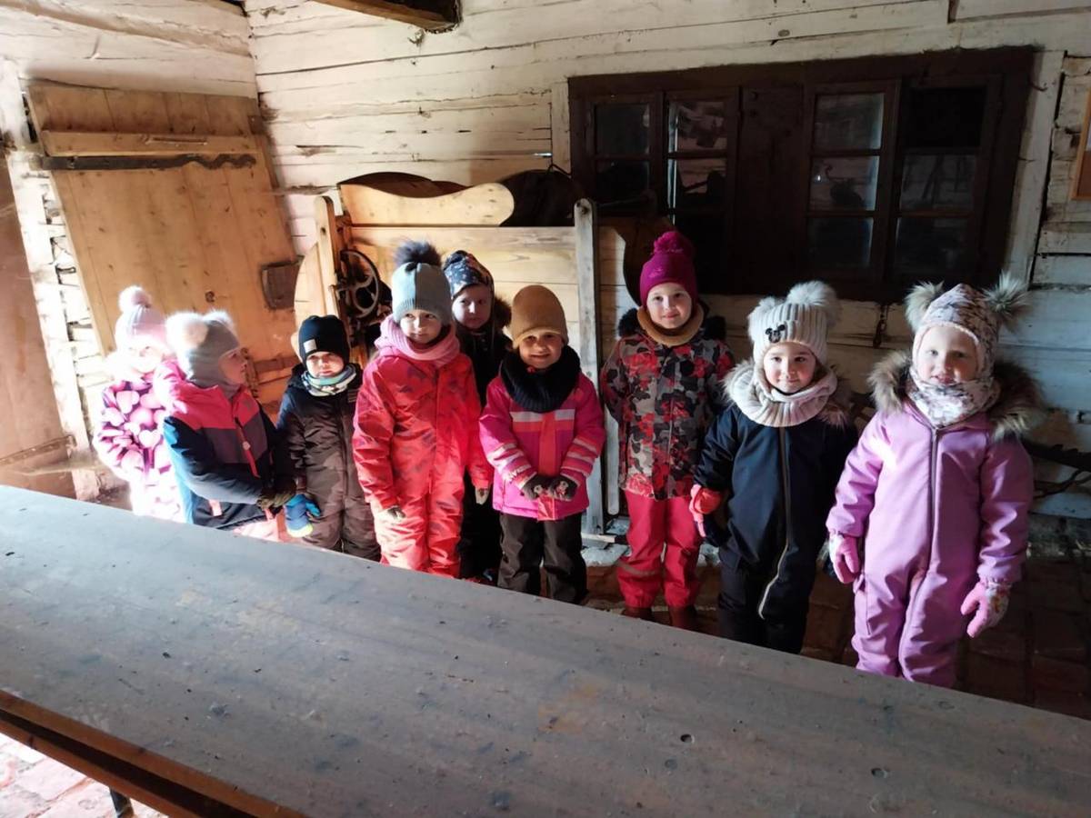 Deti z MŠ navštívili miestnu kováčsku dielňu, v ktorej sa bližšie oboznámili s náradím a prácou kováčov v minulosti.