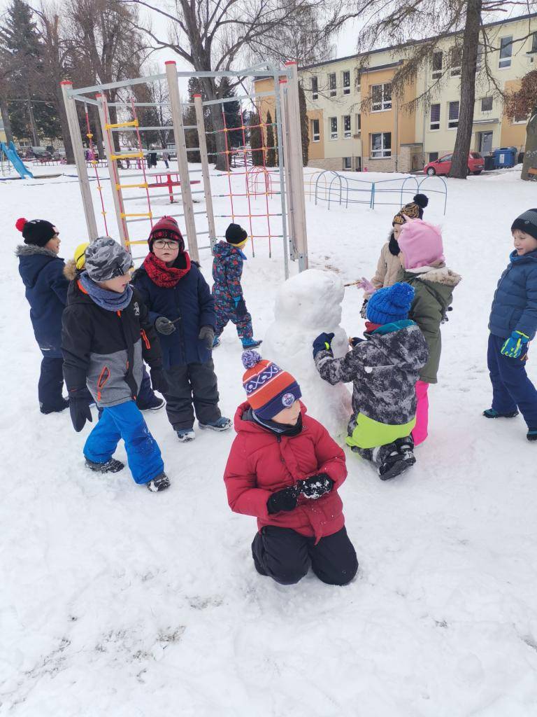 Aj počas zimy si deti v materskej škole užívajú radosti tohto obdobia.