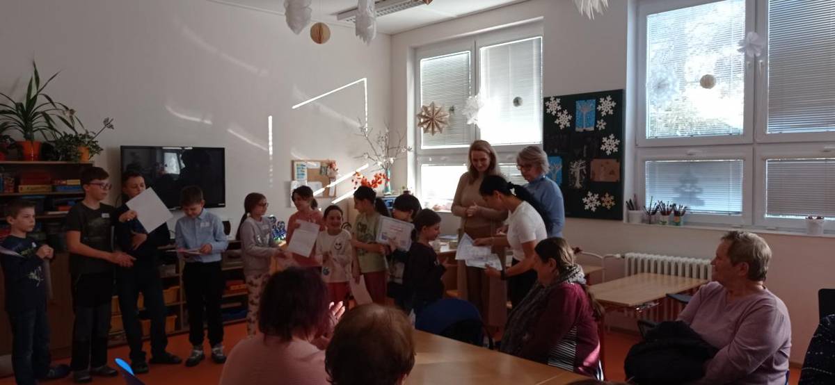 Ve středu 19. března jsem se opět sešli na akci Literární kavárna, kde jsme přivítali seniory z Dubu a okolí. Žáci naší školy jim připravili nejen pohoštění, ale také recitační přehlídku. Mezi dětmi pak zúčastnění hosté pomohli vybrat dva postupující do okresního kola Prachatického klíčku.