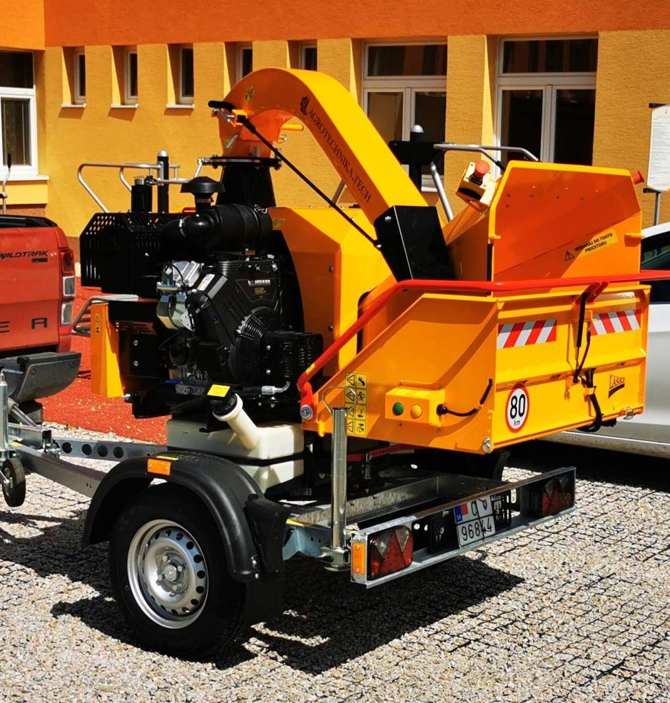 V marci 2025 budú zamestnanci obce Tuhár poskytovať bezplatnú službu štiepkovania dreveného odpadu. Obyvatelia môžu nahlásiť záujem telefonicky alebo osobne na obecnom úrade. Cieľom je predísť spaľovaniu konárov a znečisteniu ovzdušia v jarných mesiacoch.