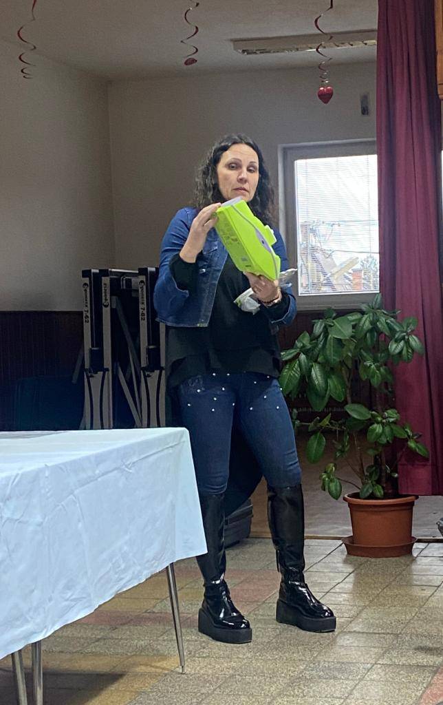 MS SČK v spolupráci s vedením obce pripravili pre občanov zdravotnú prednášku pod názvom ,,Ako použiť defibrilátor”.