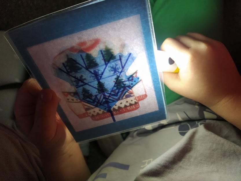 PROSVĚTLOVACÍ OBRÁZKY JSOU TAKOVÉ OBRÁZKY, KTERÉ MUSÍTE ZE SPODNÍCH STRAN PROSVÍTIT BATERKOU, ABYSTE VIDĚLI, CO SE SKRÝVÁ UVNITŘ. ORIGINÁLNÍ POMŮCKA DĚTI NADCHLA.  POMOHLA ROZVÍJET JEMNOU MOTORIKU, SOUSTŘEDĚNÍ, PŘEDSTAVIVOST A ZRAKOVÉ VNÍMÁNÍ.