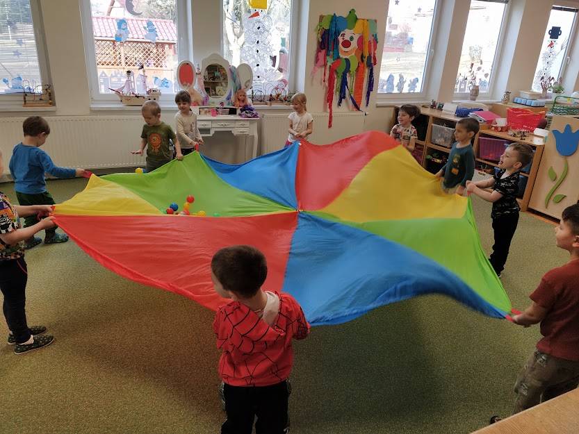 ŠAŠEK DĚLÁ LEGRACI,  MÁ TO PŘECE NA PRÁCI.  ROZHAZUJE RUKAMA,   VYKOPÁVÁ NOHAMA.  ZADEČKEM SI ZAVRTÍ  A PAK MÁVÁ NA DĚTI.  ŠIROCE SE USMĚJE,  HEZKÝ DEN TI POPŘEJE.