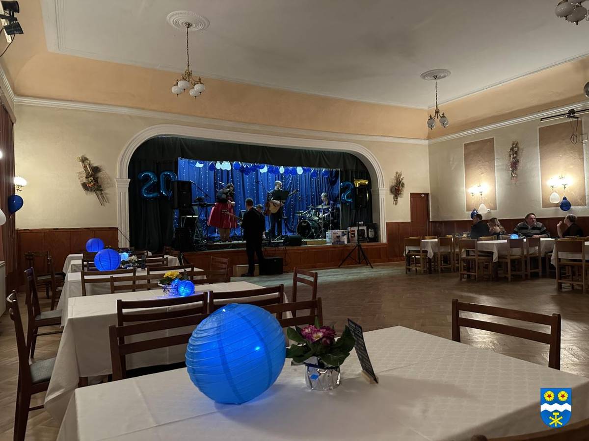 Večerem provázela kapela PHS s úžasnou zpěvačkou Pavlou Barákovou. Vystoupila dětská taneční skupina Chaos z Jakubčovic a mohli jsme zhlédnout předtančení latiny v podání Jakuba Richtára a jeho taneční partnerky. Nechyběla bohatá tombola, foto koutek a bar s dobrým jídlem od Catering Iveta Králová.