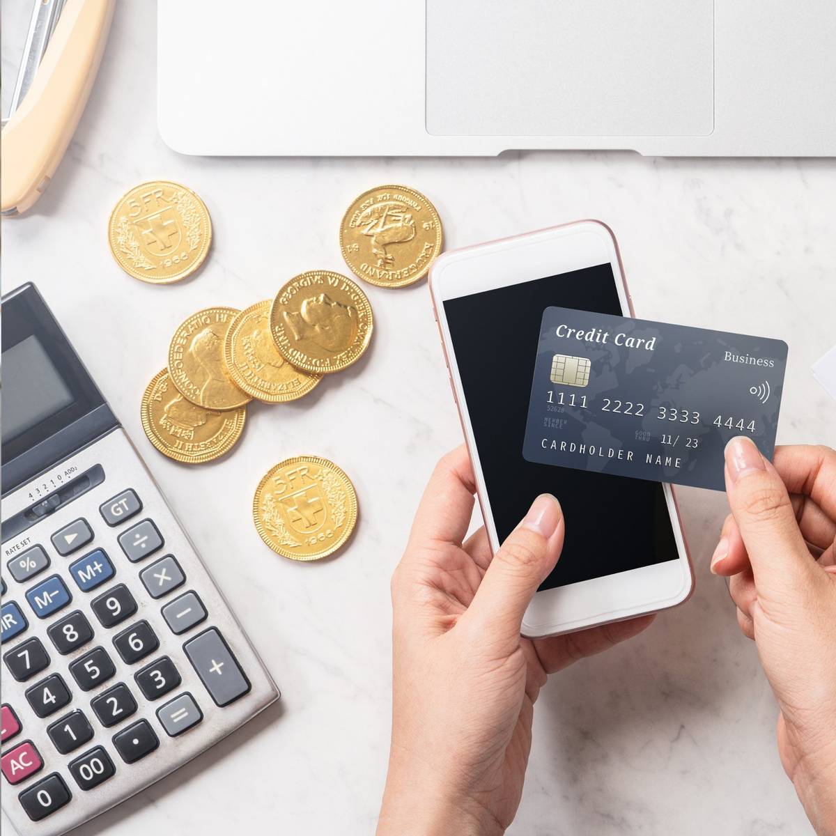 Vážení občané, sdělujeme vám, že město již nerozesílá poštovní poukázky na platbu nájemného/pachtovného za pozemky.    Platbu je možné provést bankovním převodem, a to na bankovní účet 19-1323821/0100 (Komerční banka). Při platbách z peněžního účtu je třeba uvést variabilní symbol pro identifikaci platby. Ten je stejný jako loni. Nejvhodnější způsob platby nájemného/pachtu je zřízení trvalého příkazu ze svého účtu. Další možností je zaplatit nájem/pachtovné v pokladně městského úřadu, a to hotově i bezhotovostně platební kartou. Tato platba nájemného/pachtovného musí být uhrazena nejpozději do 31. 3. každého roku. V souvislosti s tím si vám dovolujeme doporučit, abyste pečlivě dbali na splatnost nájemného/pachtovného, neboť překročení této splatnosti má bohužel automaticky za následek vznik sankce za prodlení a následnou výpověď nájemního vztahu. Případné dotazy lze zaslat na e-mailovou adresu: benschova@vitkov.info, nebo je vznést telefonicky - 556 312 292.