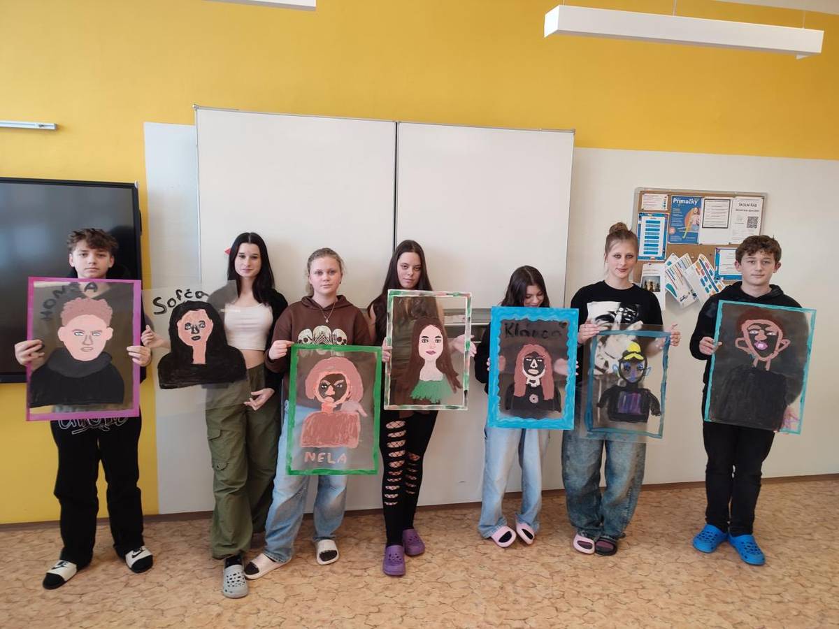 Ve výtvarné výchově jsme s žáky zkusili portréty na sklo. Posuďte sami, jak se to povedlo.