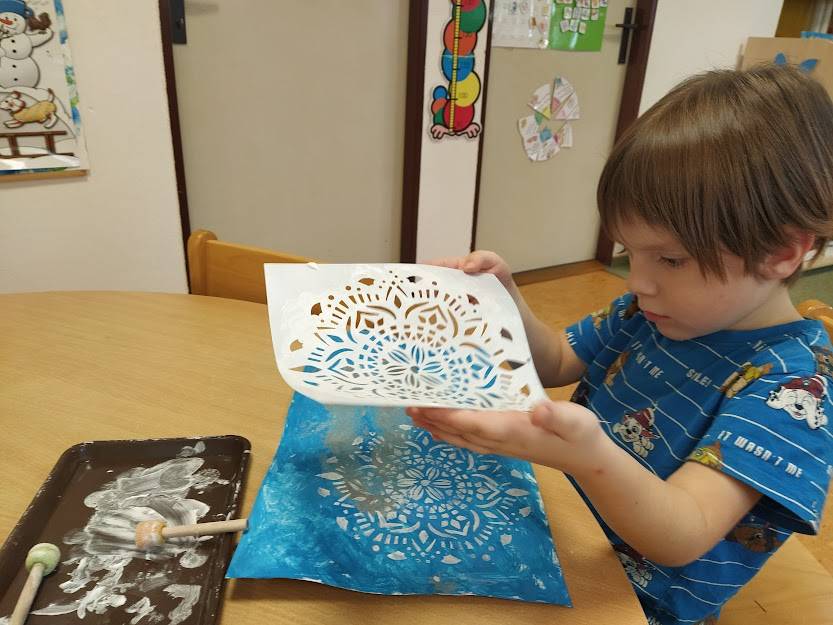 MANDALY JSOU PODOBNĚ JAKO OMALOVÁNKY, RAZÍTKA ČI KRESLÍCÍ ŠABLONY INSPIRACÍ A ÚŽASNOU ZÁBAVOU K OPAKOVANÉ TVORBĚ.  DĚTI SE SEZNÁMILY S JINOU VÝTVARNOU METODOU, KTERÁ NA PLOŠE VYTVOŘILA LEDOVÉ OBRAZCE, DO KTERÝCH SI S RADOSTÍ VYŤUPALY MANDALU.  MRÁZ A LED BYL NAŠÍ INSPIRACÍ.