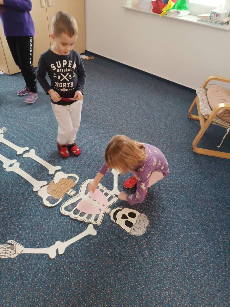 Únor jsme zaměřili na naše tělo, zoubky, nemoci a bacily. Děti si postavily kostru těla, za pomocí stetoskopu si poslechly, jak nám tluče srdíčko.Řekli jsme si, jak správně pečovat o naše zoubky, jak a čím si je čistit.