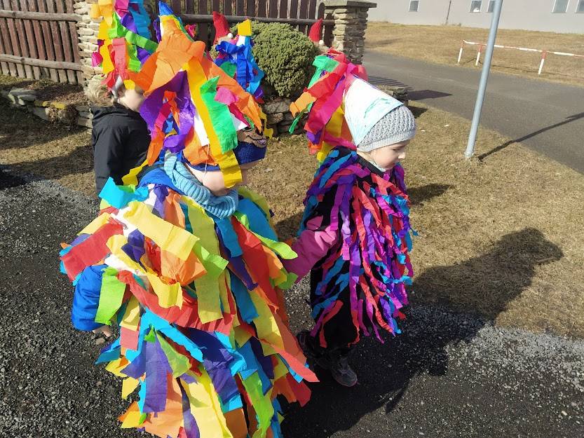 V NAŠÍ ŠKOLCE SE DĚTI PEČLIVĚ PŘIPRAVOVALY NA MASOPUST, ZJISTILY, PROČ SE KONÁ I JAK PROBÍHÁ SLAVNOSTNÍ PRŮVOD.  ZA VELKÉHO HLAHOLU A ZPĚVU VESELÝCH PÍSNIČEK, TANCE  PROCHÁZELY DĚTI VSÍ.   DĚKUJEME ZA SLADKOU KOLEDU.    VIDEA V SEKCI ,,AKTUALITY,,