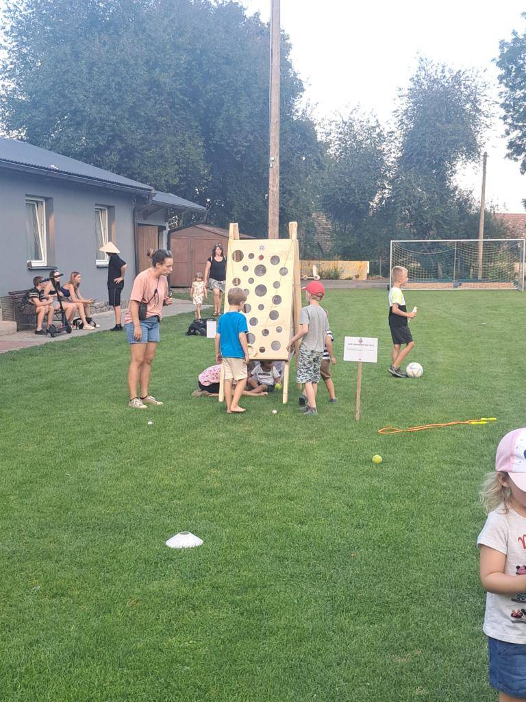 Letos proběhlo opět loučení s prázdninami. Spojila se obec, fotbal, chovatelé, hasiči a paní Vošická s koňmi. Celé odpoledne bylo zakončeno komedií na plátně letního kina.