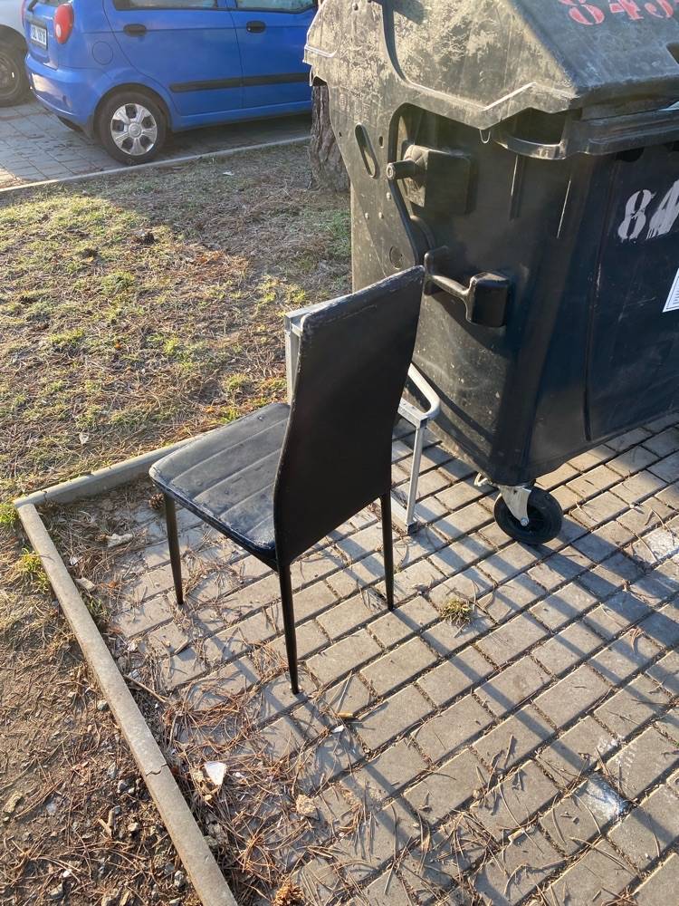 Dobrý den, dle fotografie nelze poznat, kde se židle nachází, bohužel ani dle souřadnic, protože foto bylo odesláno zřejmě z místa bydliště a ne z místa nálezu. Podnět je anonymní, takže nelze dostatečně rychle z naší strany reagovat. Děkujeme za případnou dodatečnou odezvu.