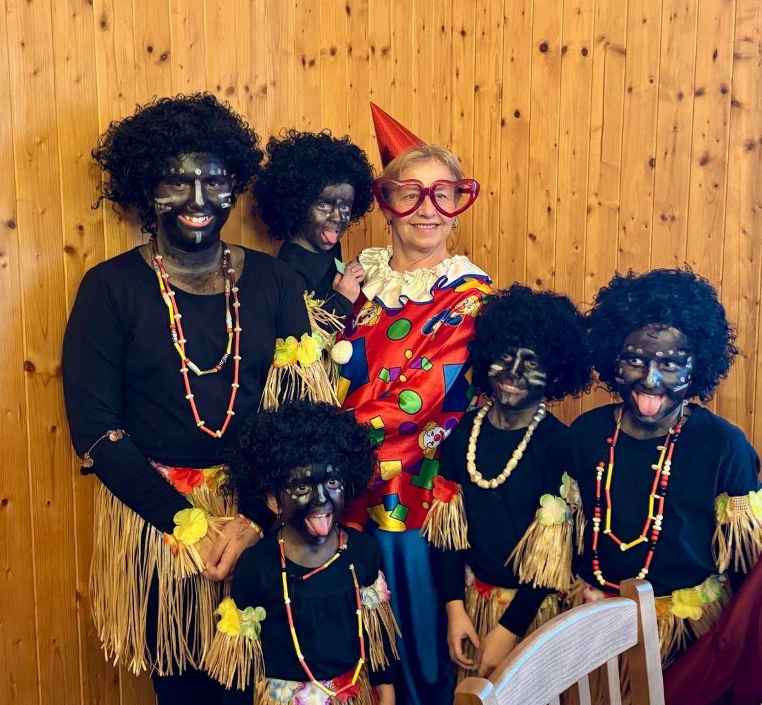 Dětský maškarní rej se letos konal hned 1.března. Organizovala jej obec Čimelice. O tanečky, zpěv a soutěže se staral p. Justich.První tři masky dostaly volné lístky do kina Portyč a divadla v Příbrami. Všechny masky dostaly velikou porci hranolků. :-)