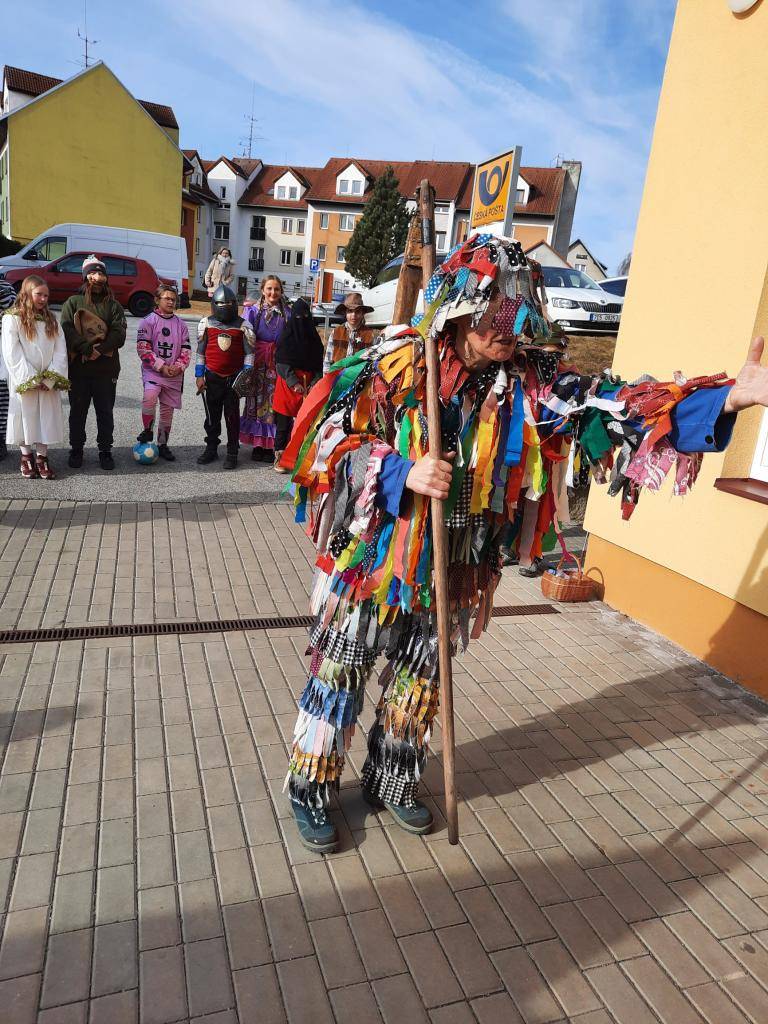 Tradiční masopustní průvod ze Základní školy v Kájově se vydal na faru, do školky, školy i na obecní úřad.