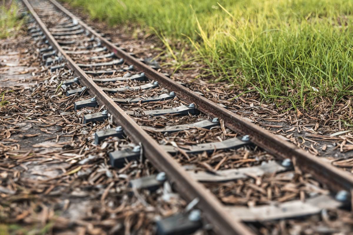 Město Vrchlabí upřednostnilo bezpečnost a dopravní obslužnost, když po jednání se Správou železnic došlo ke shodě na optimalizaci železničních přejezdů mezi Hartou a Kunčicemi. Změny, které byly navrženy, přinesou lepší zabezpečení a odpovídají současným normám pro bezpečnost železniční a silniční dopravy. Realizuje se tak původní, pro město Vrchlabí výhodná dohoda, že SŽDC zruší pouze jeden (a nikoliv tři) přejezdy a dva zabezpečí.  Dle platné legislativy platí, že pokud je v dosahu do pěti kilometrů jiný železniční přejezd, který umožní dopravní obslužnost, nemusí být ostatní zachovány. Tato změna tedy není pouze v souladu se zákonem, ale také přispěje ke zvýšení bezpečnosti všech účastníků dopravy. Součástí tohoto plánu je také výstavba chodníku v Dělnické ulici, který bude sloužit jako náhrada za zrušenou cestu a zajistí bezpečné propojení v oblasti. Tento krok však nese určité komplikace, jelikož někteří majitelé pozemků nechtějí své parcely prodat. Město se i nadále snaží najít vhodné řešení, které by bylo přínosné pro všechny strany. Optimalizace přejezdů a zlepšení infrastruktury je dlouhodobý proces, který však město vnímá jako příležitost ke zvyšování bezpečnosti a efektivity dopravních řešení v regionu. Díky tomu bude cestování pro řidiče i chodce pohodlnější a bez rizika zbytečných kolizí.   foto: ilustrativní