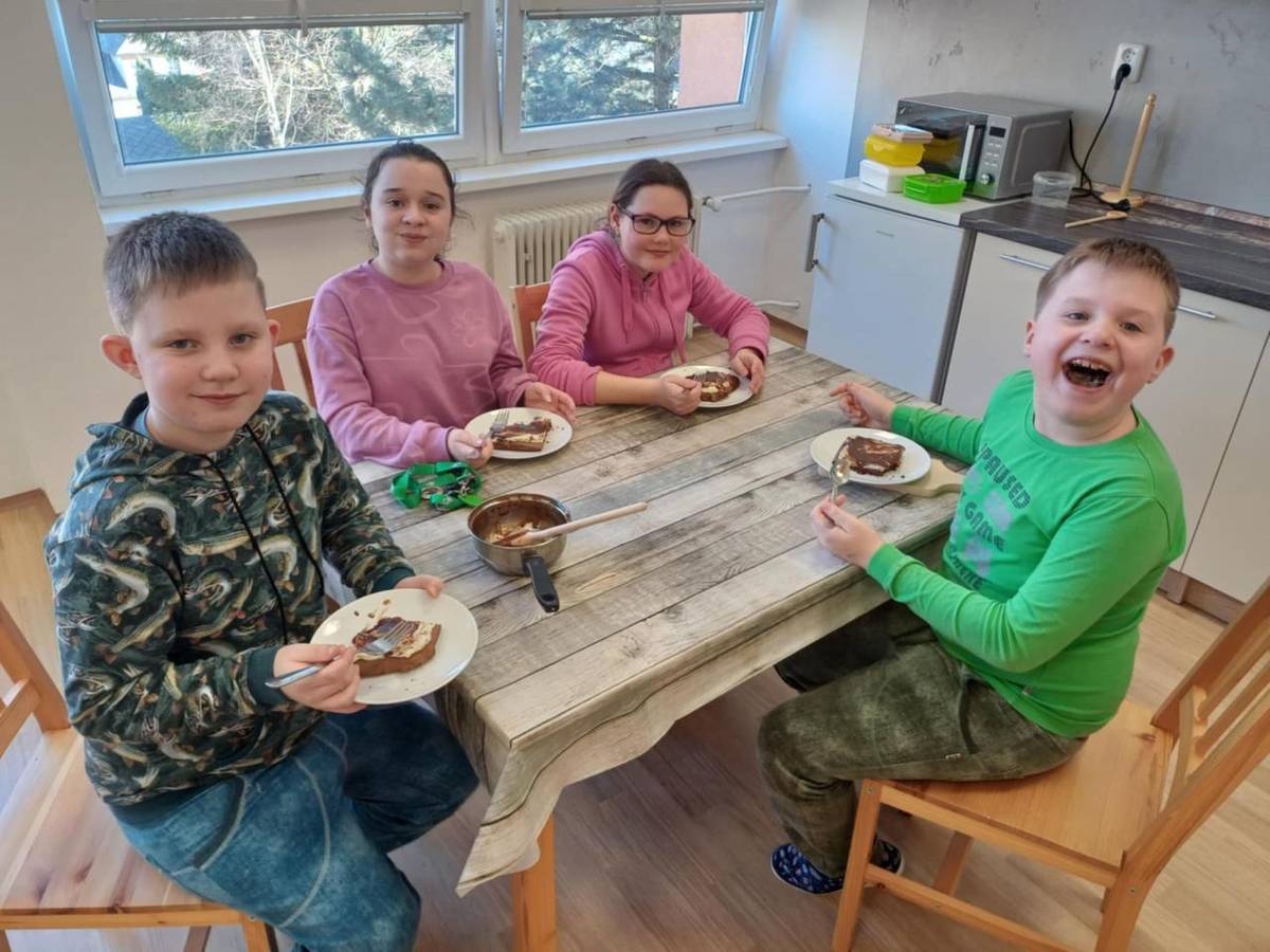 Tentokrát se ve vaření děti pustily pod vedením paní asistentky Barbory Silné do pečení - výsledkem byly skvělé Míša řezy.